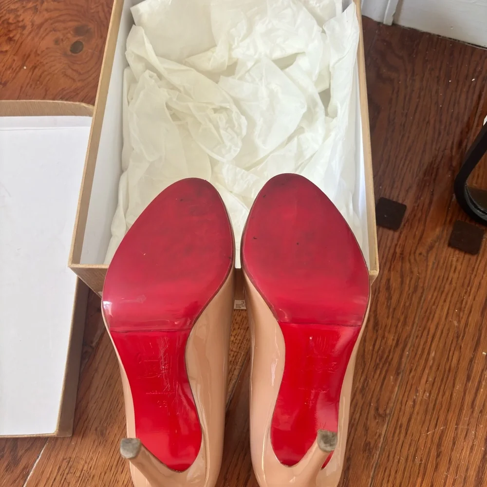 Christian Louboutin Nude Patent Pointed-Toe Pumps with Red Soles. Authentic!!! - Picture 5 of 5